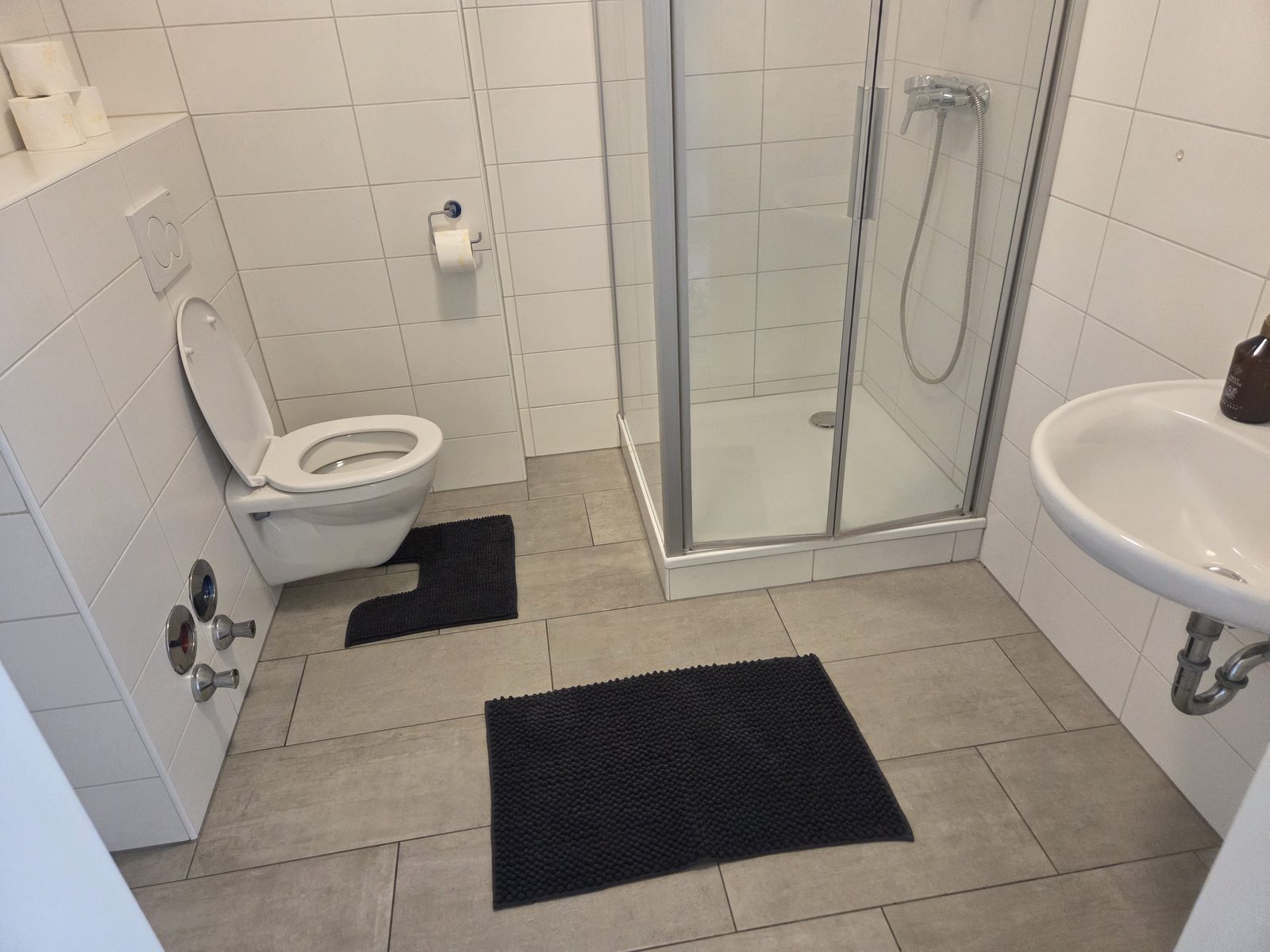 Eigenes Bad mit Dusche und WC