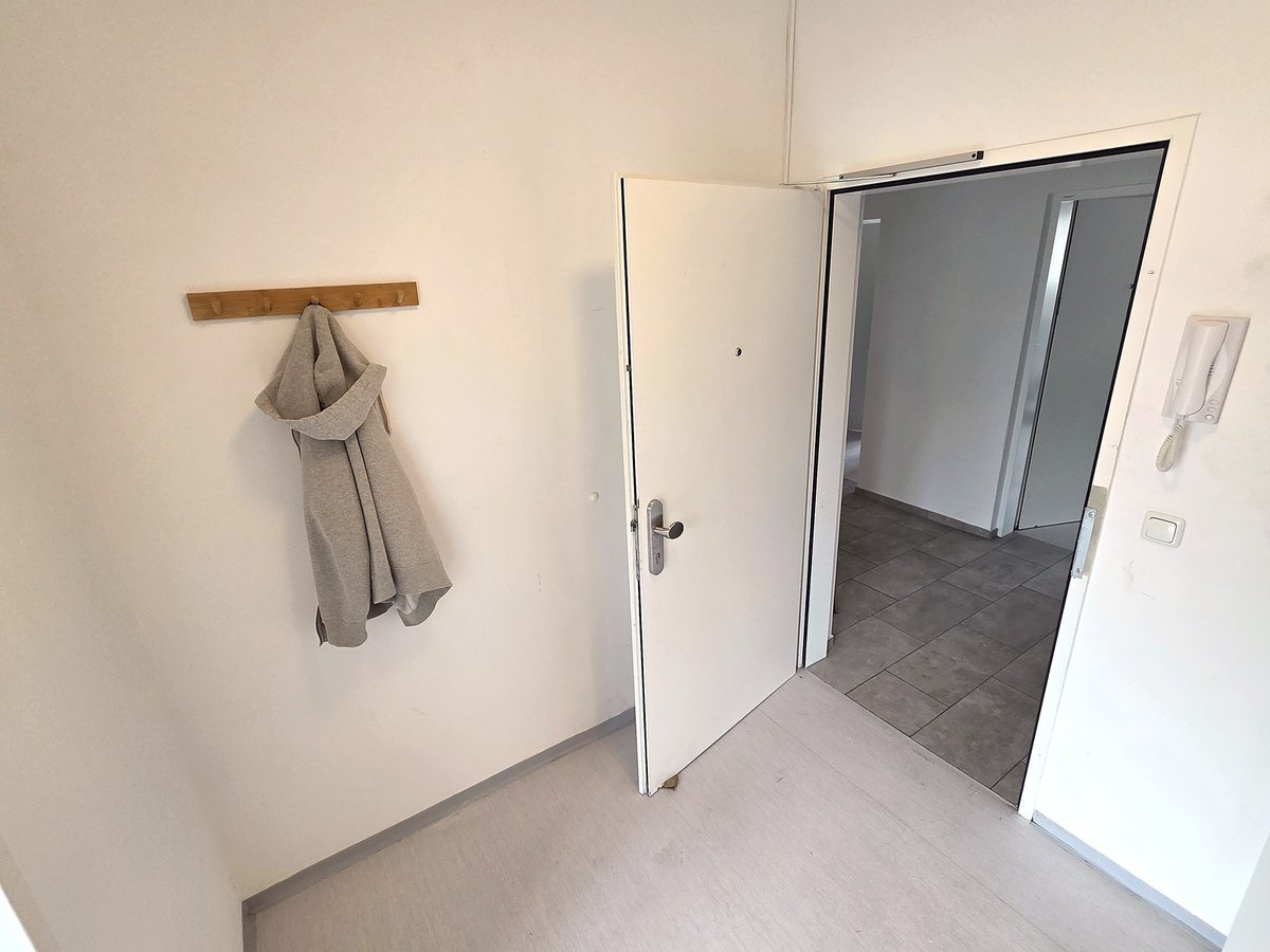Eingang mit Garderobe und Gegensprechanlage